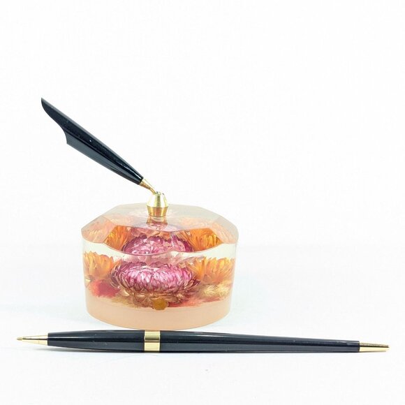 Vintage Lucite floral pen stand, Dried flowers encased in Resin Wedding - Picture 3 of 16